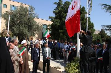 پرچم جمهوری اسلامی ایران در دانشگاه رازی برافراشته شد/ پیوند نسل‌ها در آیین آغاز سال تحصیلی ۱۴۰۵-۱۴۰۶ + تصاویر